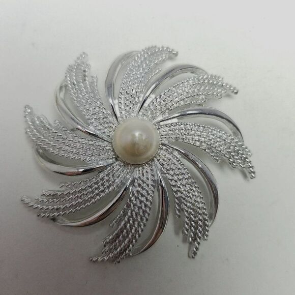 Vintage Sarah Coventry Silver Tone Flower Shape Brooch, Retro 80s Style - Picture 2 of 7